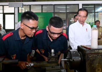 Presiden Jokowi Tinjau Aktivitas Pembelajaran di SMK Negeri 1 Purwakarta