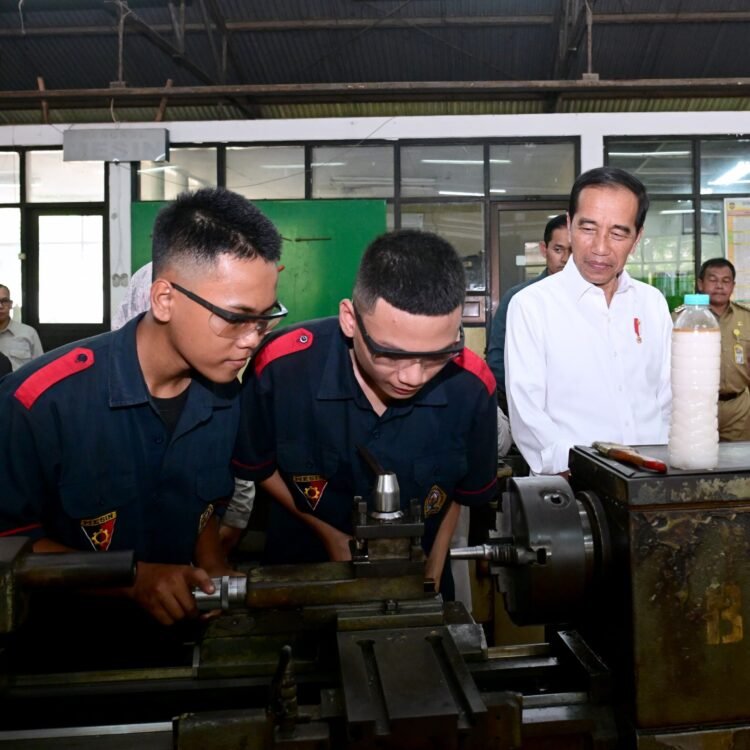 Presiden Jokowi Tinjau Aktivitas Pembelajaran di SMK Negeri 1 Purwakarta