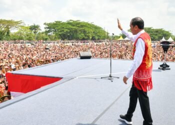 Ribuan Masyarakat Sambut Kedatangan Presiden Jokowi di Kutai Barat