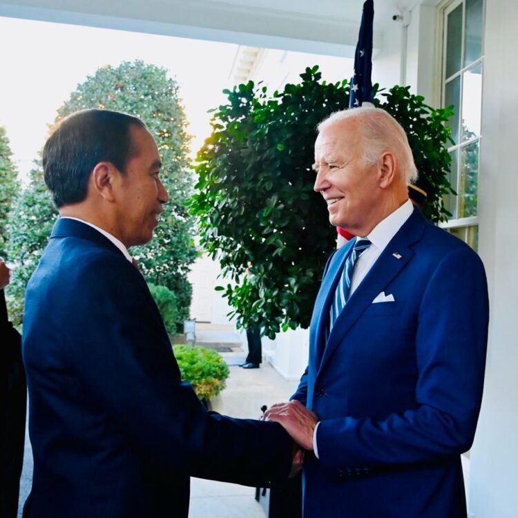 Tiba di Gedung Putih, Presiden Jokowi disambut Akrab oleh Presiden Biden