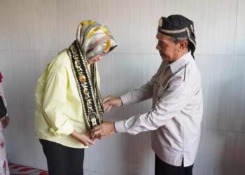 Airin Rachmi Diany Dikalungi Selendang oleh Keluarga Aria Wangsakara