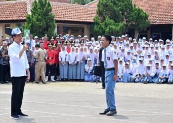 Cerita Dika Pinjamkan Topi Miliknya untuk Presiden Jokowi