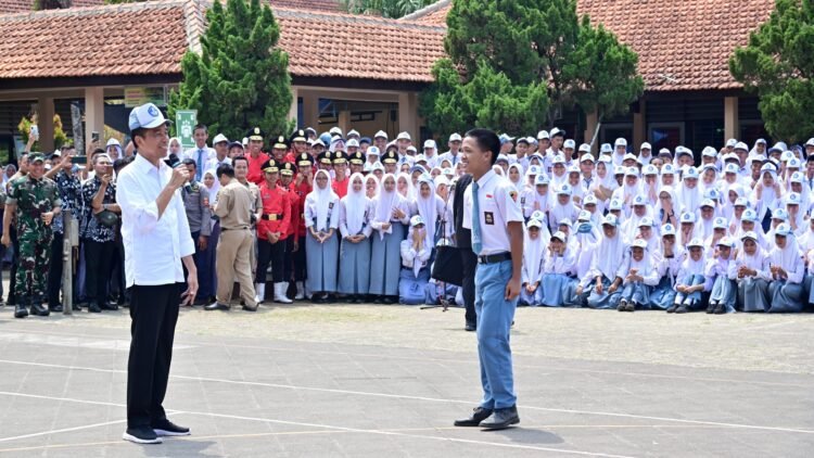 Cerita Dika Pinjamkan Topi Miliknya untuk Presiden Jokowi
