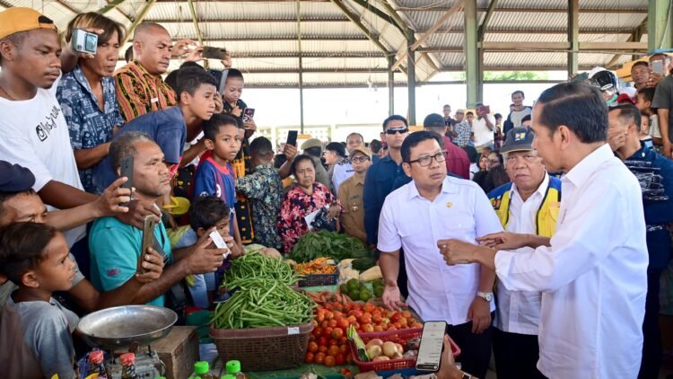 Kunjungi Pasar Danga, Presiden Cek Harga Hingga Beli Mangga dan Tempe