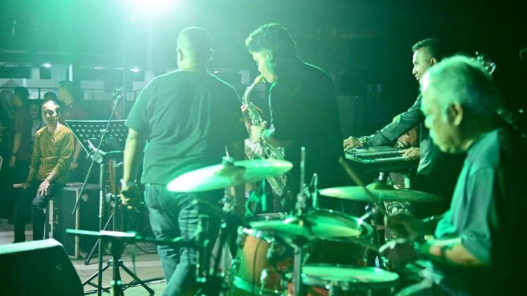 Malam di Kupang, Presiden Jokowi Berkumpul dan Menari dengan Masyarakat