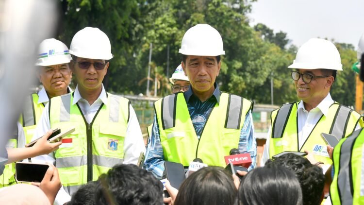 Presiden Jokowi Perintahkan Menkes Awasi Detail Perkembangan Covid-19