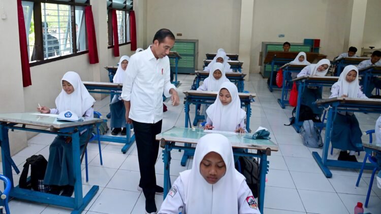 Presiden Jokowi Sapa Siswa dan Cek Kegiatan Pembelajaran di SMKN 1 Kedungwuni