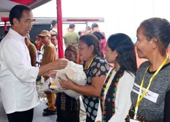 Presiden Jokowi Sapa Warga NTT dan Bagikan Bantuan Pangan CBP