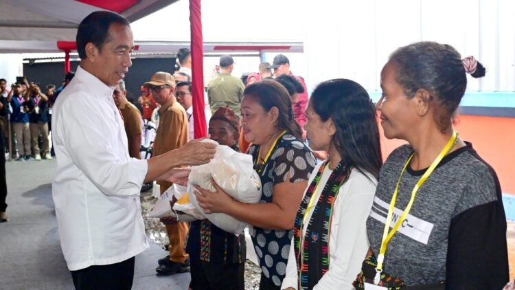 Presiden Jokowi Sapa Warga NTT dan Bagikan Bantuan Pangan CBP