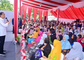 Presiden Jokowi Serahkan BLT El Nino di Kantor Pos Genteng