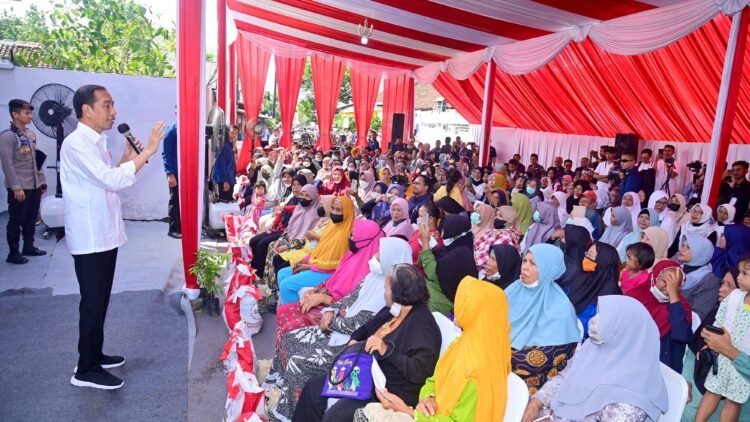 Presiden Jokowi Serahkan BLT El Nino di Kantor Pos Genteng