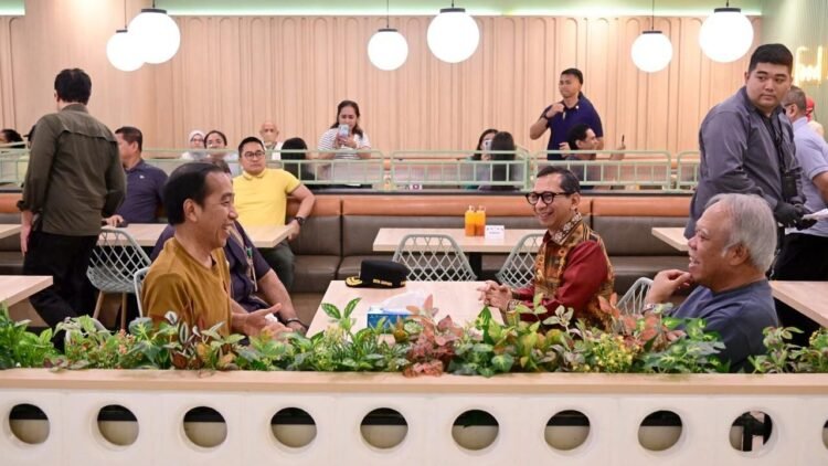 Saat Presiden Jokowi Santap Malam di Mal Kota Kupang