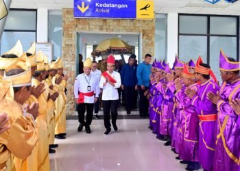 Tiba di Kepulauan Talaud, Presiden Jokowi Dianugerahi Gelar Adat