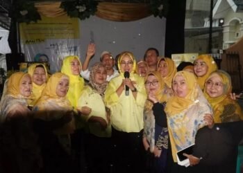 Diguyur Hujan Deras, Airin Rachmi Diany Tetap Sapa dan Serap Aspirasi Warga