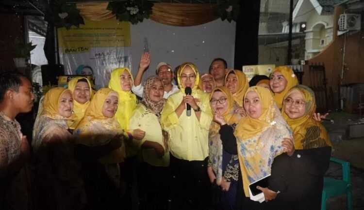 Diguyur Hujan Deras, Airin Rachmi Diany Tetap Sapa dan Serap Aspirasi Warga