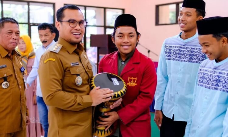 Dukung Kelancaran Kegiatan Keagamaan, Pilar Serahkan Bantuan untuk Hadroh