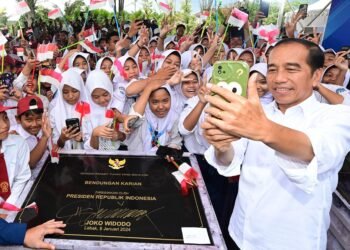 Antusiasme Siswa Sekolah Sambut Kehadiran Presiden Jokowi di Bendungan Karian