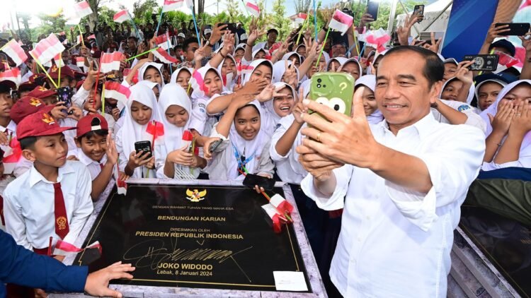 Antusiasme Siswa Sekolah Sambut Kehadiran Presiden Jokowi di Bendungan Karian
