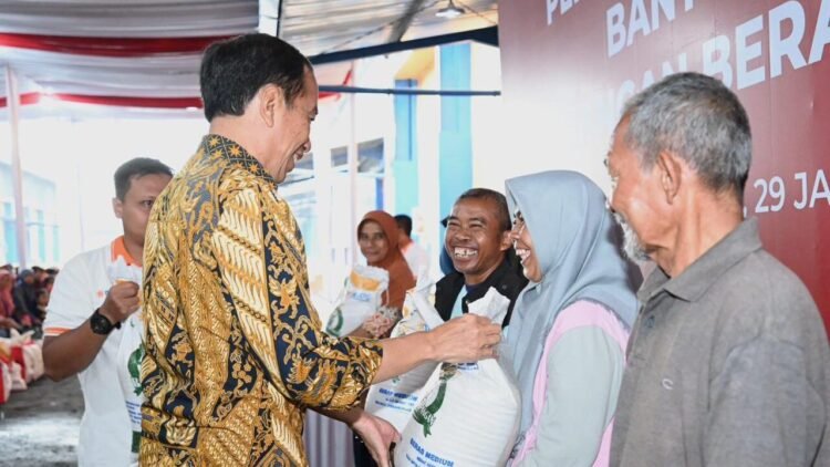 Bagikan Bantuan Pangan, Presiden: Hampir Semua Negara Gagal Panen, Harga Beras Naik