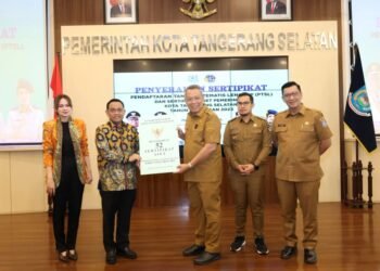 Benyamin Bersama Kantah Tangsel Serahkan Puluhan Sertipikat Tanah Milik Warga