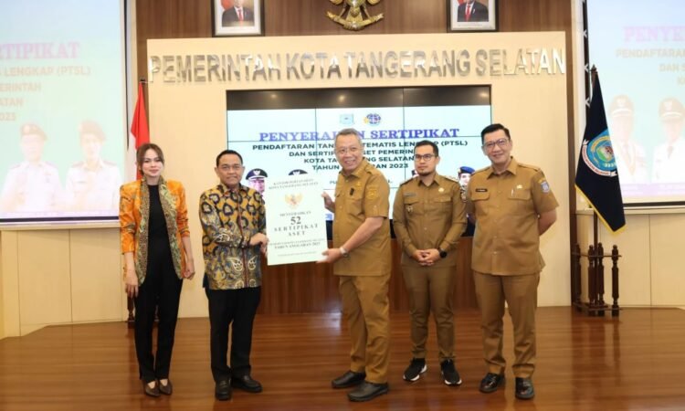 Benyamin Bersama Kantah Tangsel Serahkan Puluhan Sertipikat Tanah Milik Warga