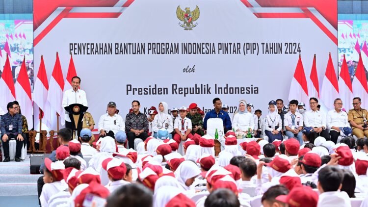 Bertemu Para Siswa di Magelang, Presiden Jokowi Serahkan Bantuan PIP