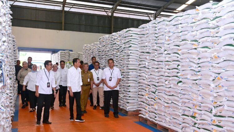 Kunjungi Gudang Bulog Bengkal Lor, Presiden Cek Stok Beras dan Salurkan Bantuan Pangan
