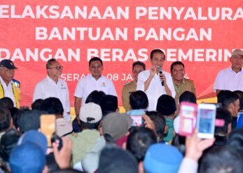 Kunjungi Gudang Bulog GBB Umbul Tengah, Presiden Cek Stok Beras dan Salurkan Bantuan Pangan