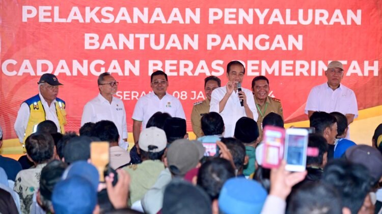 Kunjungi Gudang Bulog GBB Umbul Tengah, Presiden Cek Stok Beras dan Salurkan Bantuan Pangan