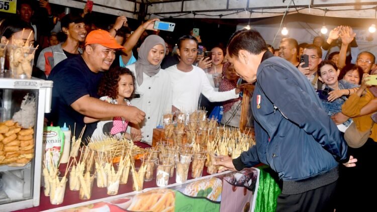 Malam Tahun Baru 2024, Presiden Jokowi Sapa Masyarakat di Kota Surakarta