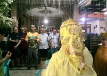 Diguyur Hujan Deras, Airin Rachmi Diany Tetap Sapa dan Serap Aspirasi Warga