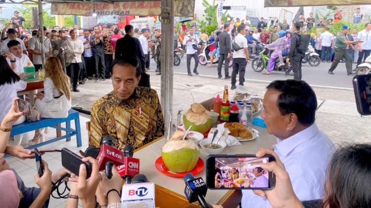 Momen Presiden Jokowi dan Menhan Makan Bakso di Warung Pinggir Jalan
