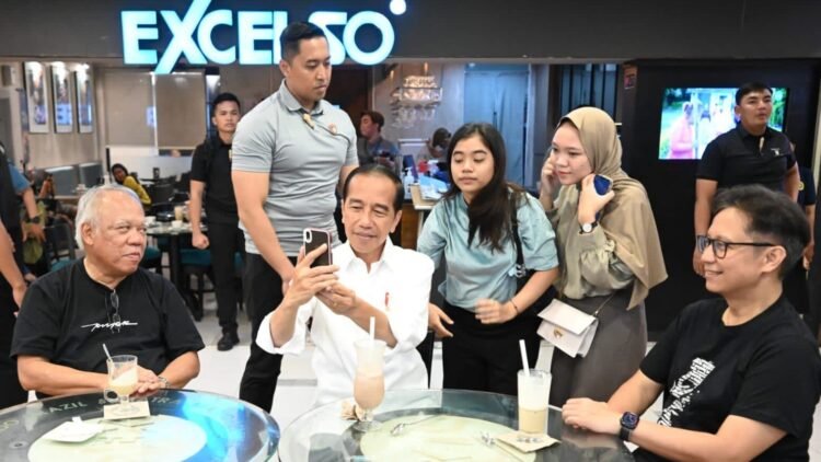 Ngopi di Malioboro, Presiden Jokowi Jadi Rebutan Selfie