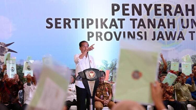 Presiden Jokowi Bagikan Sertifikat Tanah bagi Masyarakat di Jawa Tengah
