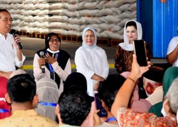 Presiden Jokowi Cek Stok Beras dan Pastikan Penyaluran Bantuan Pangan di Cilacap
