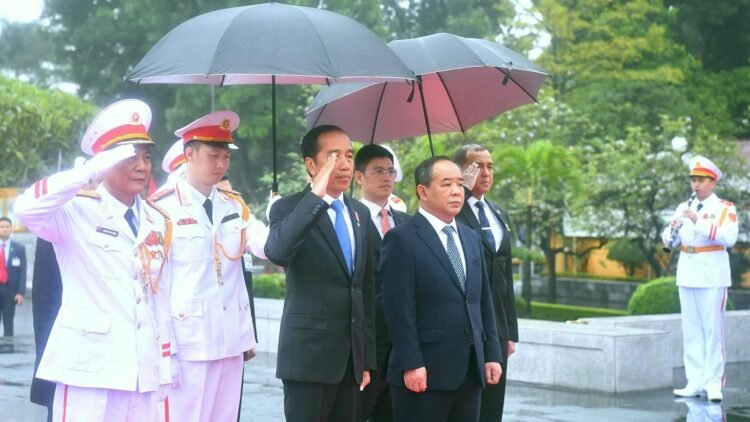 Presiden Jokowi Kunjungi Monumen Pahlawan dan Mausoleum Ho Chi Minh di Hanoi