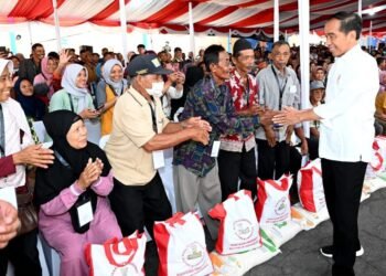 Presiden Jokowi Serahkan Bantuan Pangan di Klaten