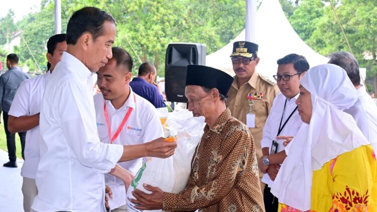 Presiden dan Ibu Iriana Cek Penyaluran Bantuan Pangan di Kota Salatiga