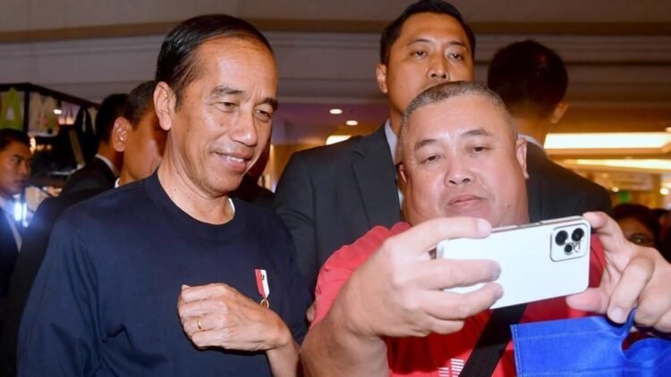 Saat Presiden Jokowi Malam Mingguan Sapa Warga di Brunei