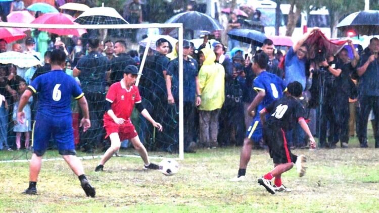 Sambut Lolosnya Timnas di Piala Asia, Presiden Jokowi Main Bola Bareng Warga Sleman