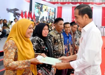 Serahkan 2.000 Sertifikat Tanah, Presiden Jokowi: Bukti Hak Hukum atas Tanah