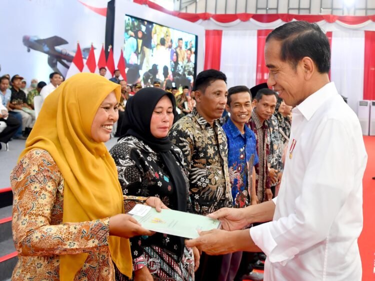 Serahkan 2.000 Sertifikat Tanah, Presiden Jokowi: Bukti Hak Hukum atas Tanah