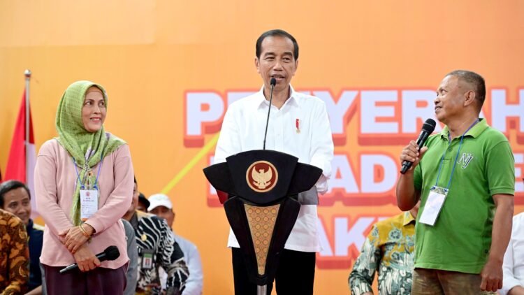Serahkan Bantuan Gagal Panen di Grobogan, Presiden Jokowi Harap Petani Segera Tanam Padi