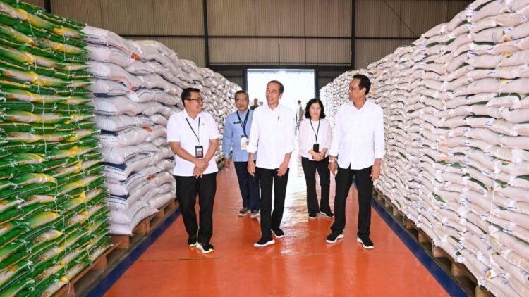Serahkan Bantuan Pangan di Bantul, Presiden: Setelah Juni Dilanjutkan Kalau Anggaran Cukup
