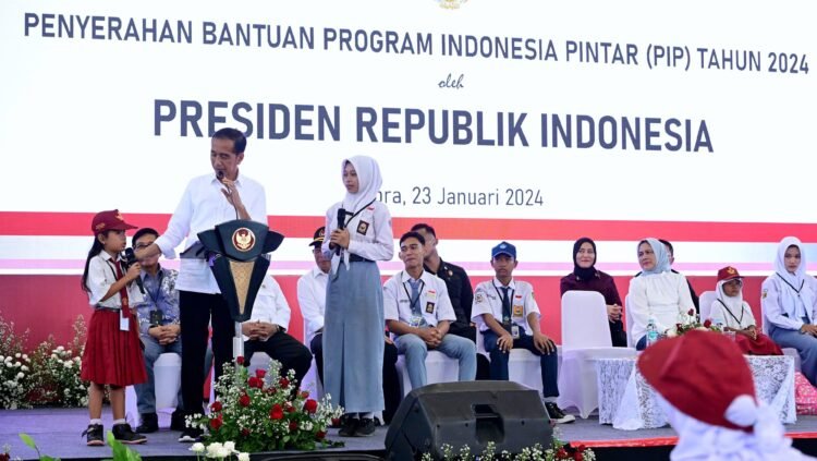 Serahkan Bantuan Program Indonesia Pintar, Presiden: Semua Harus Sekolah