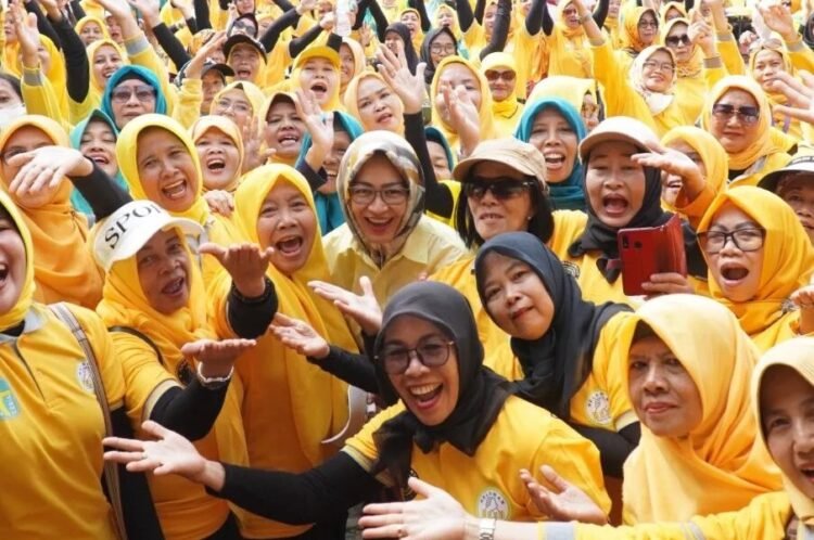 Senam Bersama Warga, Airin Rachmi Diany Ajak Untuk Selalu Bahagia