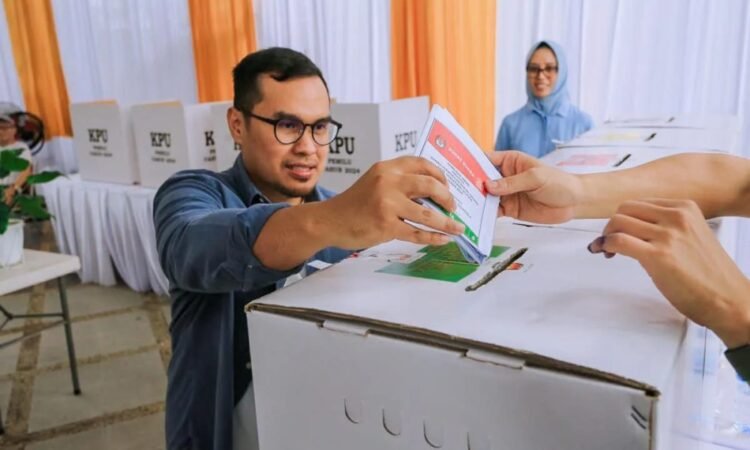 Pilar Gunakan Hak Pilihnya di TPS 28 Sutera Narada