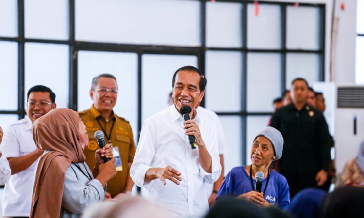 Benyamin Dampingi Presiden Jokowi Serahkan Bantuan Pangan di Tangsel