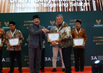 Benyamin Raih Penghargaan dari Baznas Sebagai Kepala Daerah Pendukung Pengelolaan Zakat Terbaik