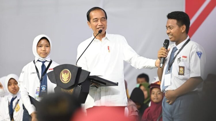 Berikan Bantuan PIP di Sukoharjo, Presiden Jokowi: Semangat Belajar Agar Bisa Kuliah